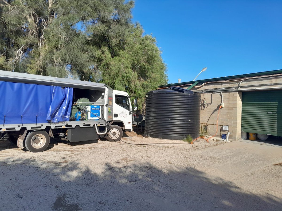 Day 23 ✅

Wudinna SA to Nullarbor Roadhouse 537km consumption around 46kWh /100km

Charging stops at Streaky Bay, Ceduna, Penong, and Yalata. Final refill at Nullarbor on 3 phase

Hit a roo which took out driver side headlight

Follow the journey here! 🔗 web.v2track.com/public.aspx?su…