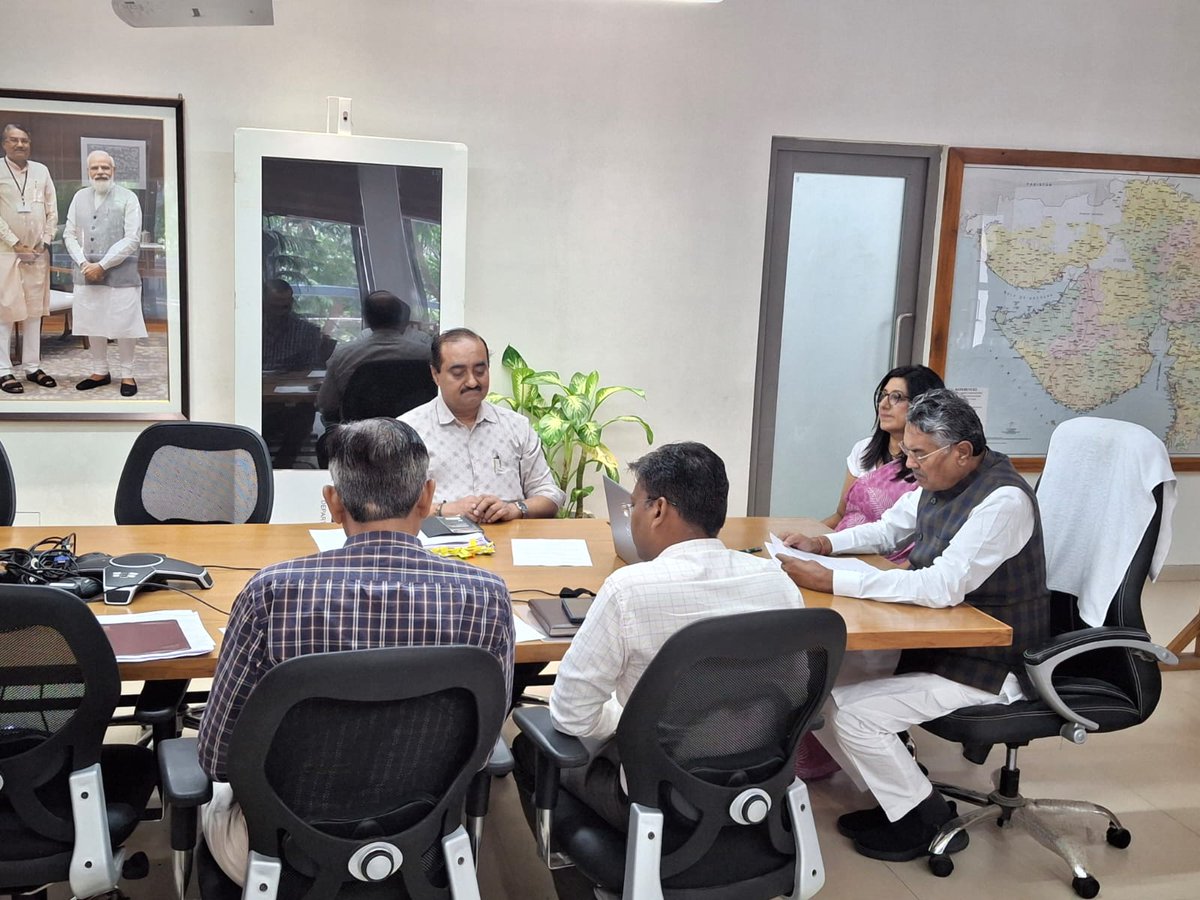 મદદનીશ ખેતી નિયામકશ્રી (વિસ્તરણ), પેટા વિભાગ, તળાજાની નવીન કચેરીનું ઇ - ખાત મુહૂર્તા માન.કૃષિ મંત્રીશ્રી રાઘવજી ભાઇ પટેલના વરદ હસ્તે ડૉ. અંજુ શર્મા, અધિક મુખ્ય સચિવશ્રી, કૃષિ વિભાગ અને શ્રી એસ.જે. સોલંકી, ખેતી નિયામકશ્રીની ઉપસ્થિતિમાં કરવામાં આવ્યું. 
#agriculture
#infrastructure