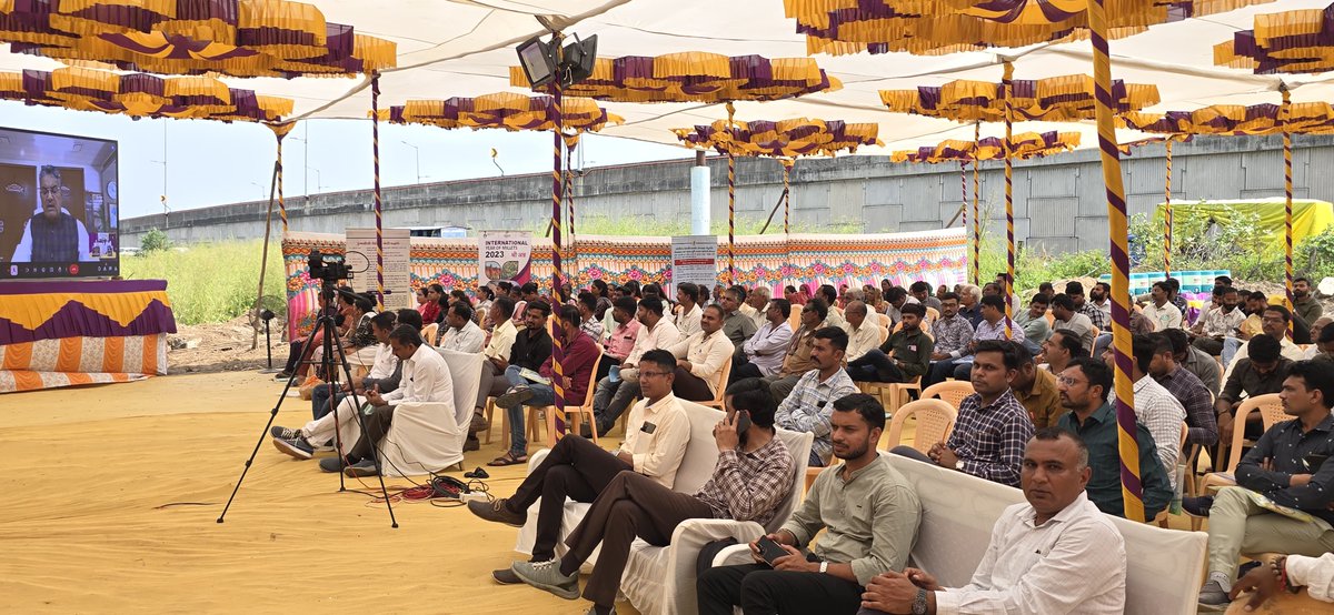 BhavnagarDdo's tweet photo. મદદનીશ ખેતી નિયામકશ્રી (વિસ્તરણ), પેટા વિભાગ, તળાજાની નવીન કચેરીનું ઇ - ખાત મુહૂર્તા માન.કૃષિ મંત્રીશ્રી રાઘવજી ભાઇ પટેલના વરદ હસ્તે ડૉ. અંજુ શર્મા, અધિક મુખ્ય સચિવશ્રી, કૃષિ વિભાગ અને શ્રી એસ.જે. સોલંકી, ખેતી નિયામકશ્રીની ઉપસ્થિતિમાં કરવામાં આવ્યું. 
#agriculture
#infrastructure https://t.co/i3hwiSZoPd