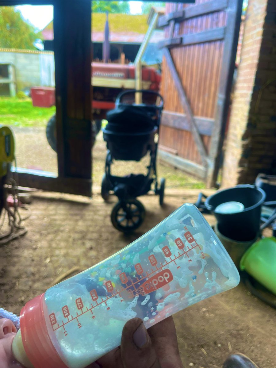 C’est aussi ça la vie d’agri et papa ! 🍼🚜 #agripapa #jeuneagriculteur #papa #biberon