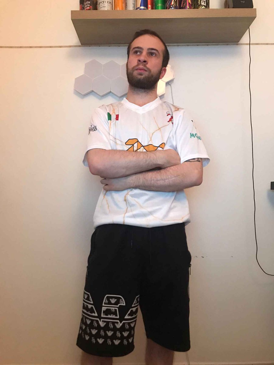 Oggi è un giorno triste per l'esports italiano. Come comunicato sui social dai Teza Esports, ieri è venuto a mancare per un incidente stradale Giacomo Amoroso De Respinis, ceo, player e coach del team di Valorant, appena 24 anni, conosciuto come GADR.

Un pensiero ai suoi cari🙏