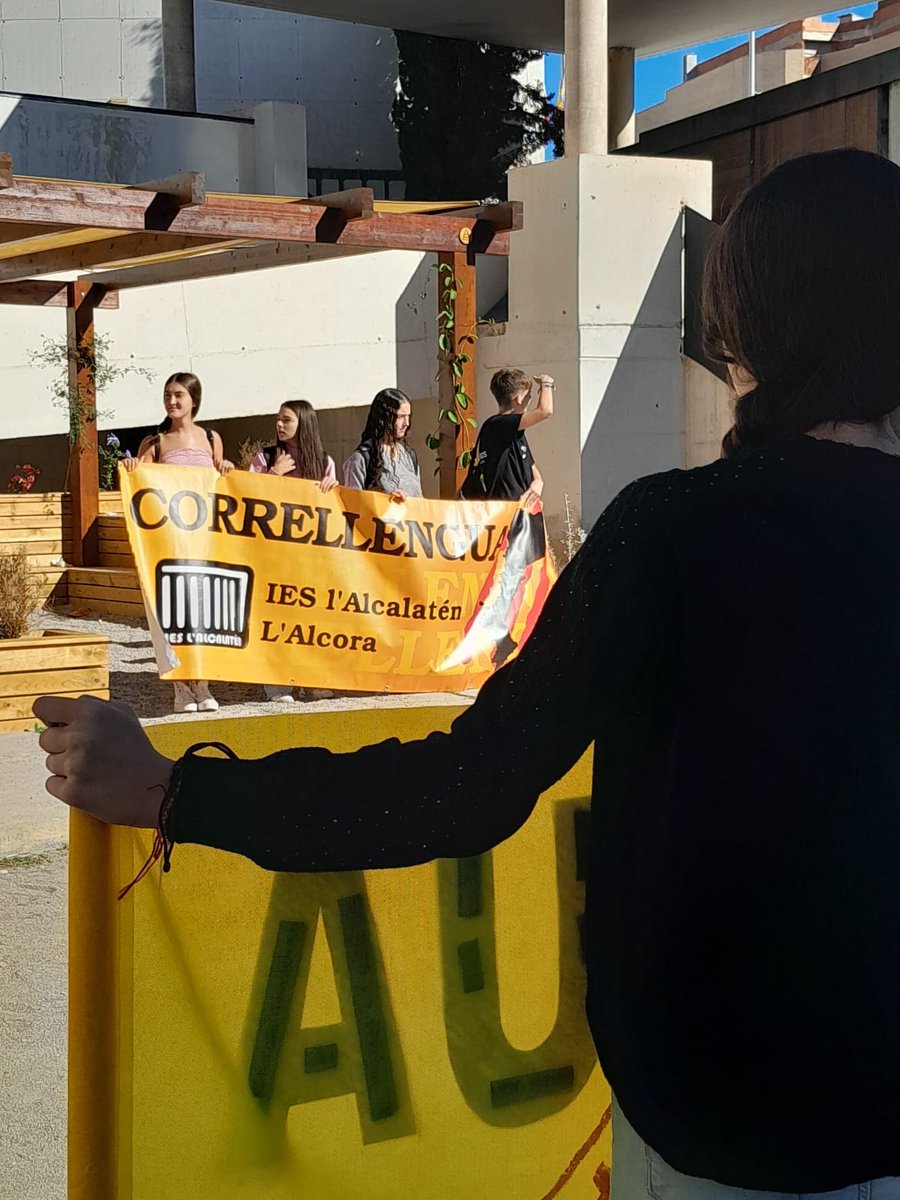 Puntual a la cita, divendres passat va arribar al nostre centre la flama del Correllengua. L'alumnat de 4t d'ESO foren els encarregats de representar l'IES L'Alcalatén en aquest acte lúdic l'objectiu del qual és la defensa de la nostra llengua i la nostra cultura.