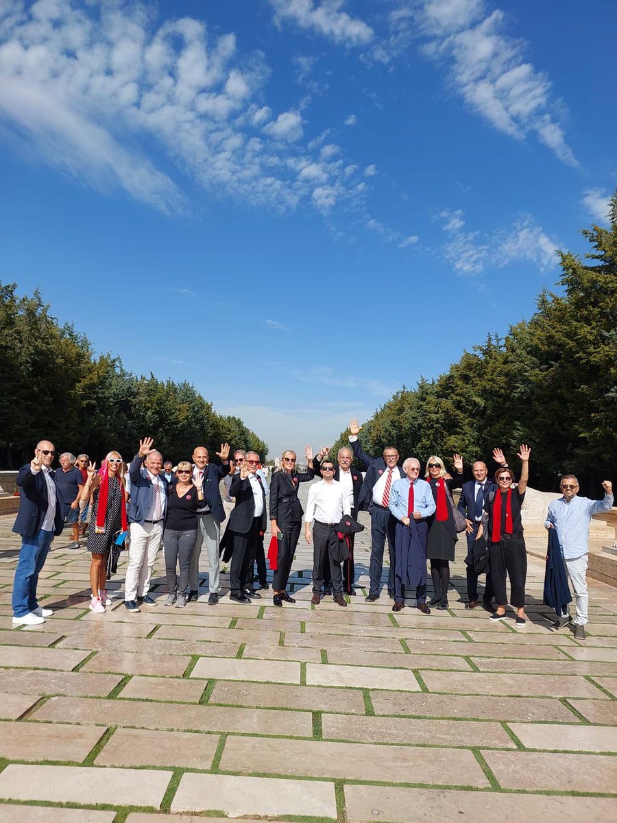 efeaydan_13's tweet photo. TBF Başkan Adayımız Efe Aydan ve ekibi Cumhuriyetimizin kurucusu Ulu Önder Atatürk’e minnet ve saygılarını sunmak için Anıtkabir’i ziyaret etti.

Türk basketbolunun geleceğine yönelik güçlü adımlar atarken, Atamızın gösterdiği yolda ilerlemeye kararlıyız.🇹🇷 ❤ https://t.co/BQZE32g3kL