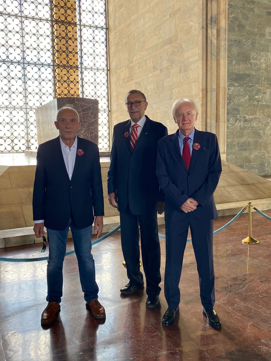 efeaydan_13's tweet photo. TBF Başkan Adayımız Efe Aydan ve ekibi Cumhuriyetimizin kurucusu Ulu Önder Atatürk’e minnet ve saygılarını sunmak için Anıtkabir’i ziyaret etti.

Türk basketbolunun geleceğine yönelik güçlü adımlar atarken, Atamızın gösterdiği yolda ilerlemeye kararlıyız.🇹🇷 ❤ https://t.co/BQZE32g3kL