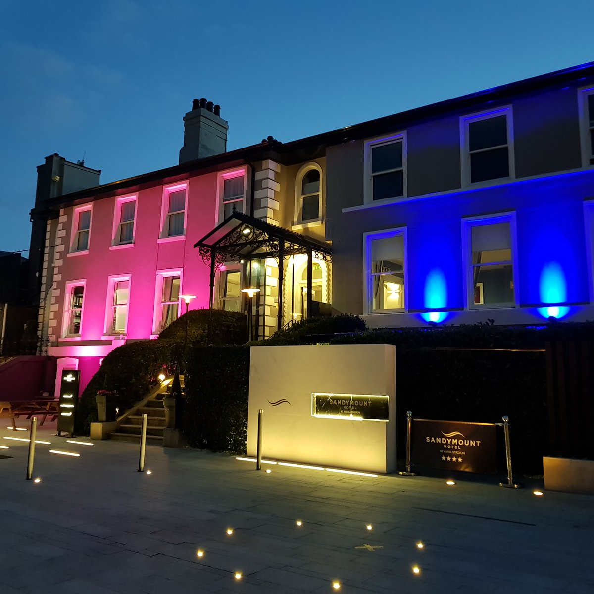 SandymountHotel's tweet photo. Today, we join the #GlobalWaveOfLight to remember and honour the precious lives lost too soon. At 7:00 p.m., our hotel will be illuminated in pink and blue in support of Feileacain (Stillbirth and Neonatal Death Association of Ireland).
#Waveoflight2024 #Feileacainwaveoflight https://t.co/t7QVDYNiA9