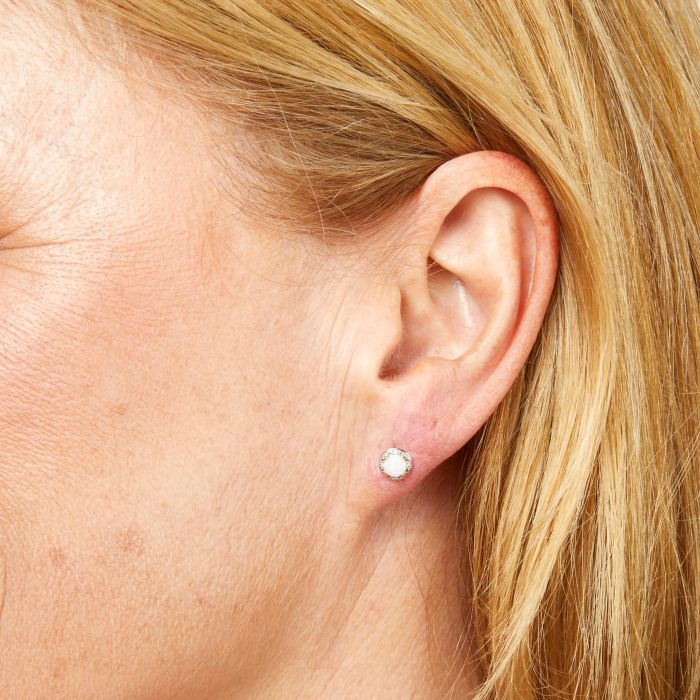 CaratheaJewels's tweet image. These pretty little gold earrings feature the birthstone for October, Opal, and dazzling diamonds. 
#opaljewelery #opalearrings #octoberbirthstone #birthstoneearrings #opalforoctober #caratheajewellers #jewellersbridgwater