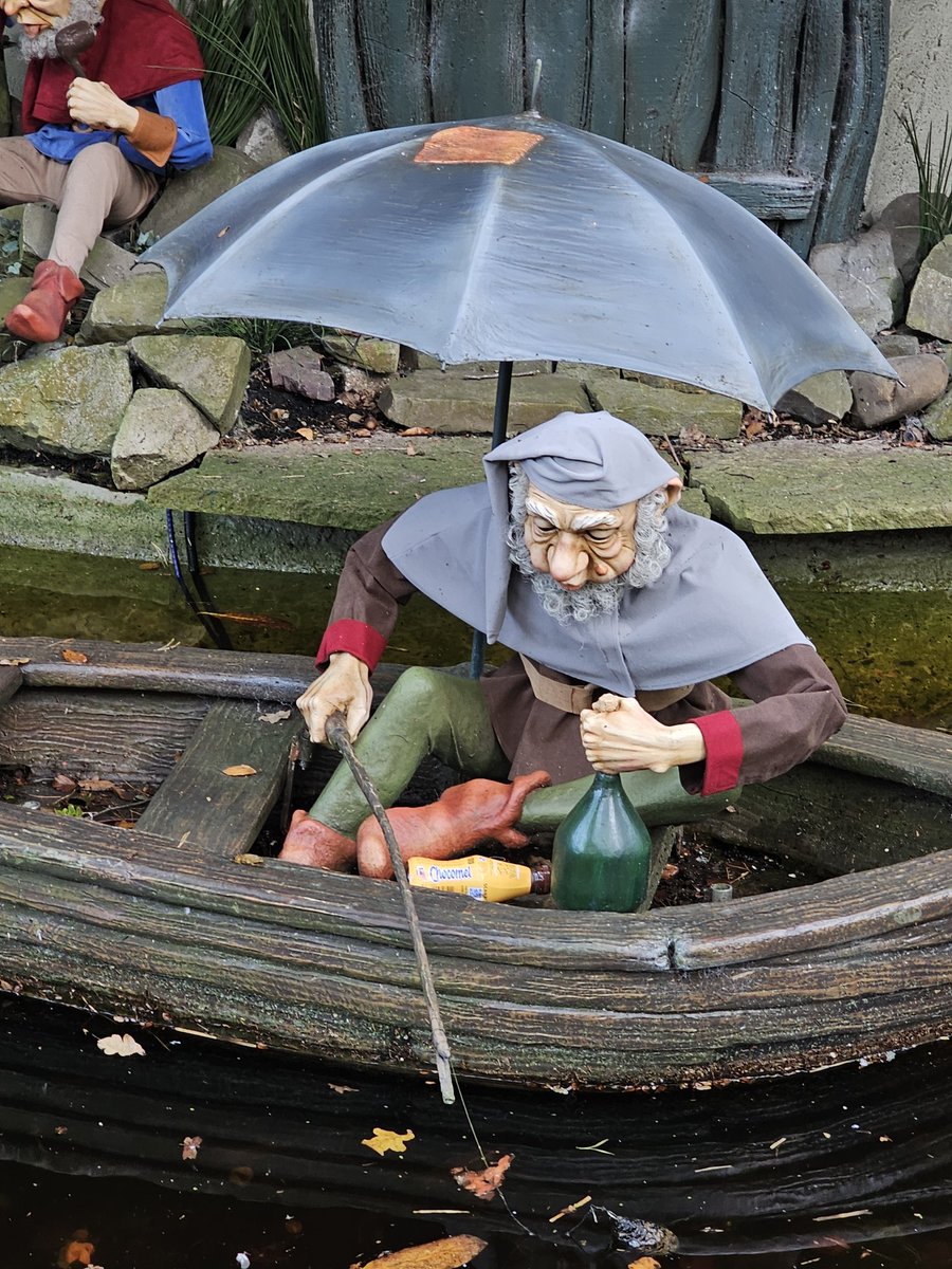 Deaver_23's tweet photo. Vissende kabouter in het sprookjesbos had zin in Chocomel #deenigeechte #kabouter #chocomel #efteling #sprookjesbos https://t.co/HSs52RJvdC