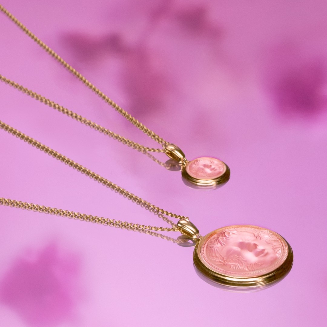 The Aréthuse crystal medallion captures the essence of femininity, harmony, and infinity.

go.lalique.com/arethuse

#ArethuseRoseNebula