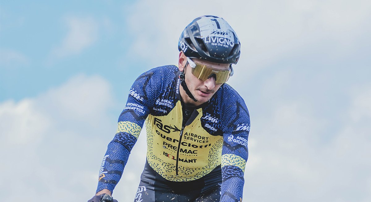 Al Giro delle Regioni di ciclocross la seconda tappa di Tarvisio ha incoronato <a href="/gioelebertolini/">Gioele Bertolini</a>, al suo esordio dopo la stagione nella mtb. La sua vittoria ha un sapore particolare per la dedica al suo ex diesse Vito Di Tano
bici.pro/news/cross/gir…