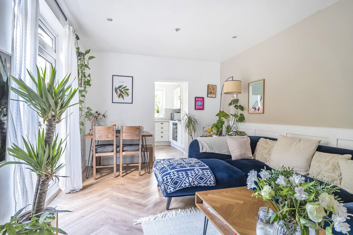 Calling all first time buyers! 

📍 West Hampstead, NW2
🏡 Two bedrooms
🚉 Good transport links
⛓ Chain free
🌳 Private garden
💷 £525,000

See the full listing: bit.ly/4eP3ijo

#kfhproperty #london #westhampstead #NW2 #chainfree  #propertyforsale #rightmove