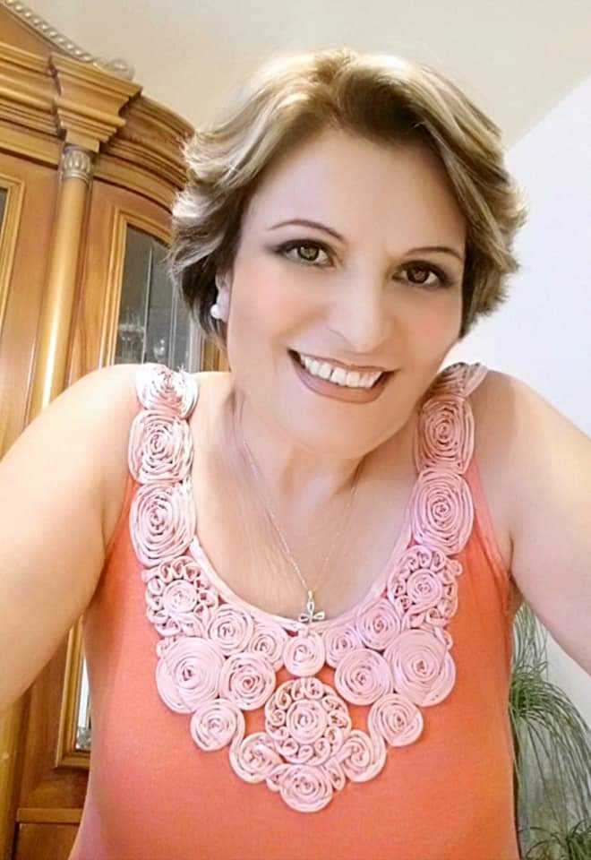 هذه الصورة لمن تنمر علي في الصورة السابقة وقال لي خففي المكياج ....
اقول لهم الإنسان جميل بقلبه  وجمال القلب هو الذي يطغي على جمال الوجه .....
لمن تنمر كل الشكر لكم وانا اعرف نفسي ولم اطلب شهادتكم
خسئتم يا متنمرين  ...