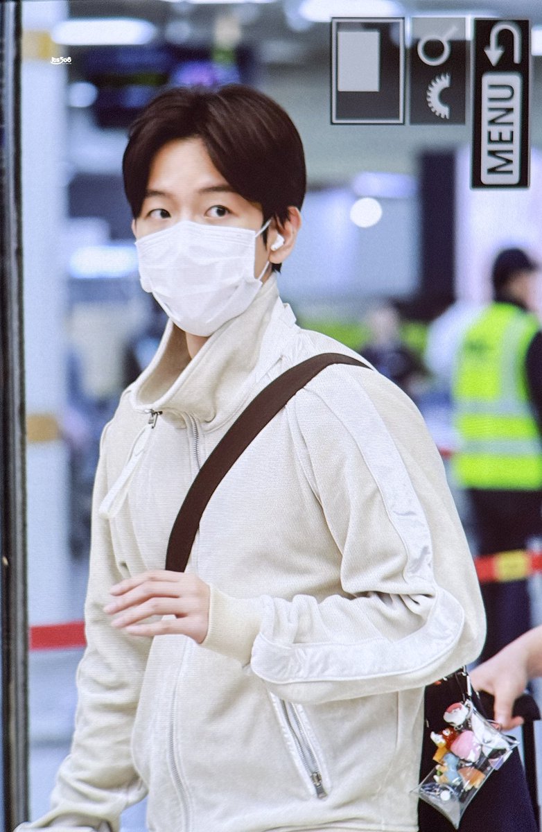 qtpiebyunbaek's tweet photo. cutest boy ever.                     🫳🏻🥰 https://t.co/Vafn7pGeFL