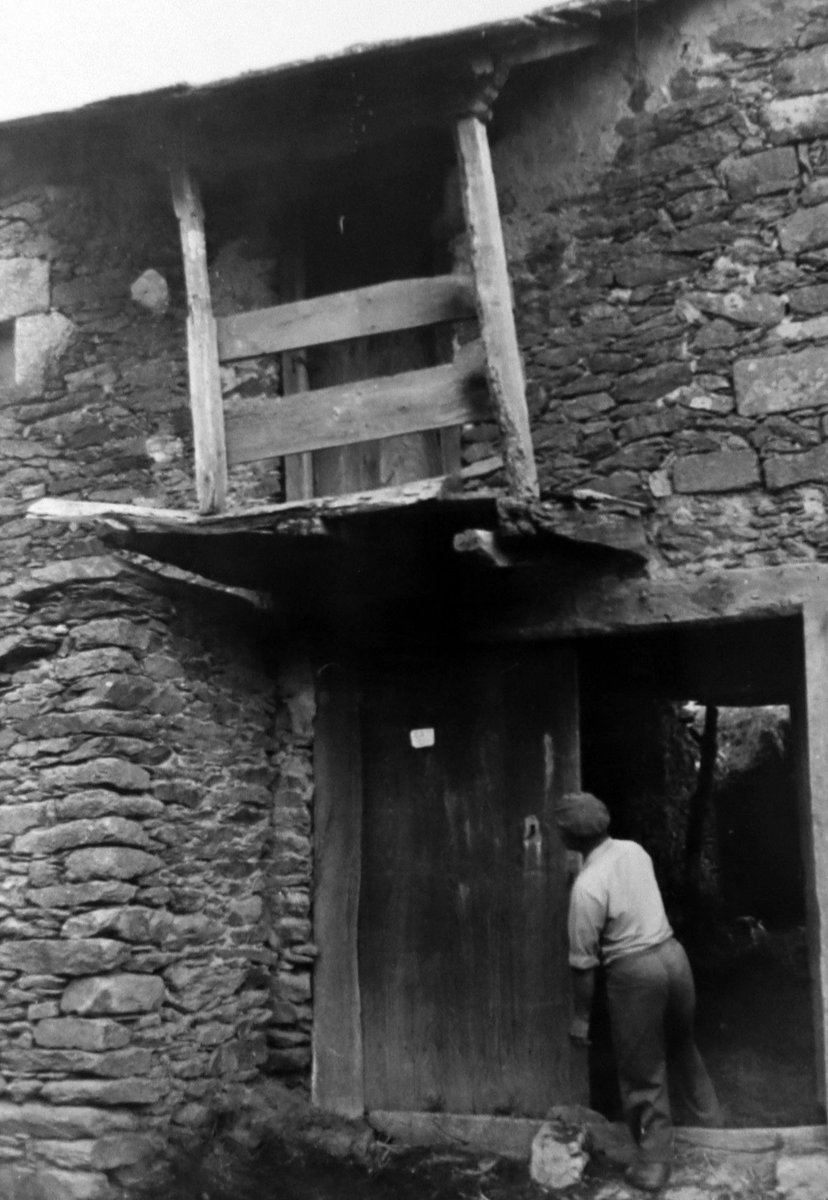 BenitoPellitero's tweet photo. Un hombre frente a una casa en la calle del Calvario de la localidad de #Justel [#Carballeda; #Zamora], año 1971-1973.
Autor: Desconocido
Fuente: AHPZA
Procedencia: Fototeca "Benito Pellitero". https://t.co/5dxOwFc7wL