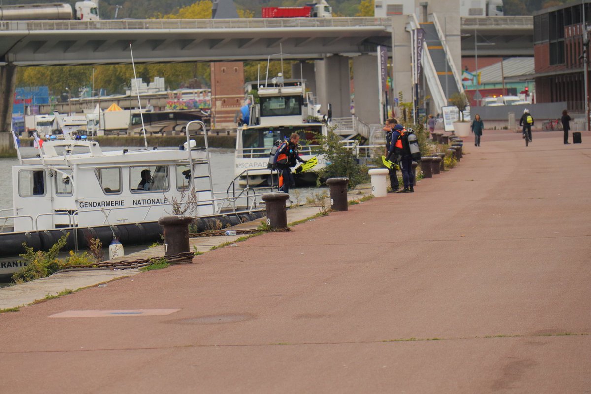 j_bouteiller's tweet image. 🔵 Disparition d'Owen à #Rouen. La brigade fluviale de la gendarmerie a fait des recherches en Seine. Sans résultat pour le moment. "Ils ont plongé une heure et là ils viennent d'arrêter", me dit un proche du jeune homme. @76actu