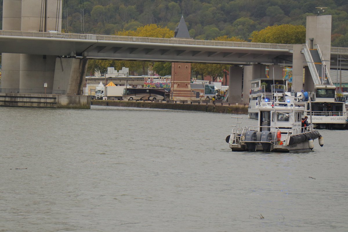 j_bouteiller's tweet image. 🔵 Disparition d'Owen à #Rouen. La brigade fluviale de la gendarmerie a fait des recherches en Seine. Sans résultat pour le moment. "Ils ont plongé une heure et là ils viennent d'arrêter", me dit un proche du jeune homme. @76actu