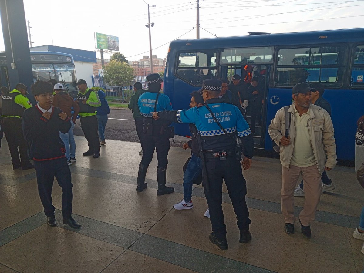 agentesdequito's tweet photo. 👮🏻👮🏻‍♀️ #QuitoSeguro l En operativo interinstitucional, controlamos el porte armas blancas y sustancias sujetas a fiscalización en el transporte público. 💯 

Trabajamos por tu seguridad #SomosAgentesDeQuito 💙 https://t.co/TABzcniuZ4