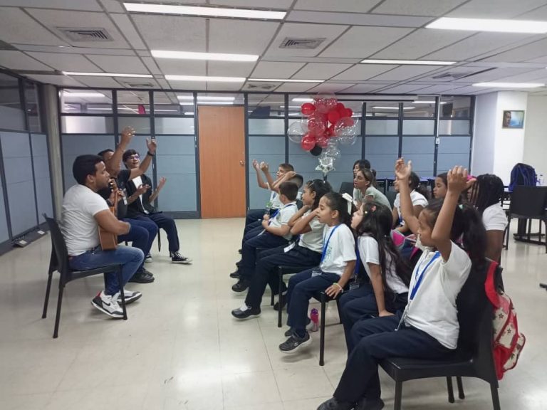 #EsNoticia | De regreso a clases 50 participantes de la Fundación Musical Simón Bolívar módulo Inces.

Canta siempre con amor y no dejes que nadie te quite la ilusión por cantar goo.su/IqTeE 

#LaTécnicaQueInspira