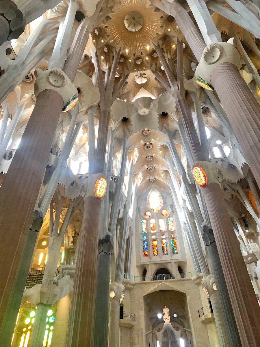 higan_nou's tweet image. サグラダファミリア内部は光で構成された超次元空間だったためうまく写真に収めることができませんでした…