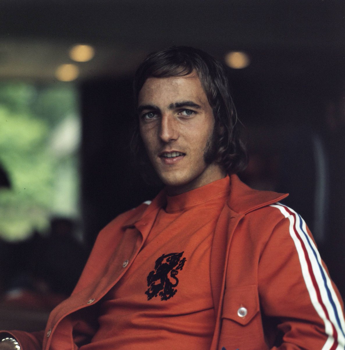 Johan Neeskens heeft een gigantische invloed gehad op het voetbal. Minder bekend is dat hij in 1971 als eerste Nederlandse voetballer een gele kaart kreeg. Niet in de eigen competitie, maar tijdens Celtic - Ajax voor de Europa Cup 1. 
Verhaal op sportgeschiedenis.nl/sporten/voetba…