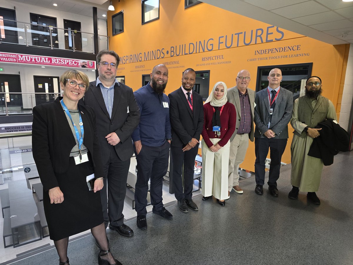 Ashfaque_chowd's tweet image. Delighted to have visited Chiltern Academy alongside other trustees of Chiltern Trust . ππ«
@Douggie954 @AsmaBaig296
Was lovely to see how behavior for learning was being implemented across the school. How the school is bucking the trend in attainment and achievement .