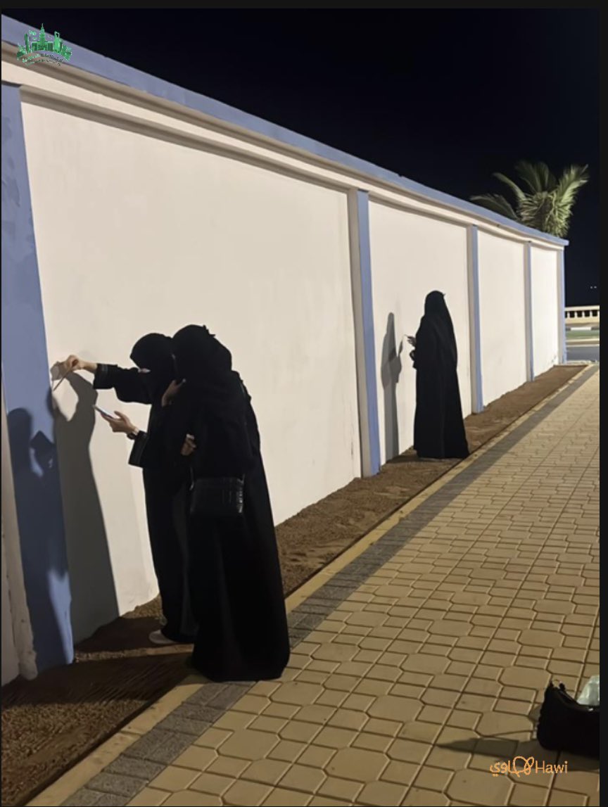 alaiktishaf_tv's tweet photo. من ضمن فعاليات #اليوم_الوطني_السعودي94 
بـ #محافظة_أملج خصصت #بلدية_أملج  مكان لجدارية شارك فيها  عدد من فناني وفنانات المحافظة التي ظهرت إبداعاتهم ولمساتهم الفنية من خلال الرسم وأعرب المشرف والمشارك بأعمال الجدارية الاستاذ علي حسن الشريف إن الوطن يستحق منا الكثير وقد لاقت الجدارية  صدى واسع بالمحافظة وأظهرت لنا مواهب فنانين وفنانات المحافظة كل الشكر للمشاركين والمساهمين ولا ننسى أن نقدم الشكر  للمعلم محمد حسين الشريف والطالب عبدالرحمن حامد الرفاعي والمشرفة على فنانات أملج الاستاذة سارة النجار  …

أعد التقرير الاستاذ : محمد الكبيدي 
عضو نادي المعالم السعودية في أملج
@wasm_1437 

@alsahli54 
@Hawi_events 
@Saudi_Hawi