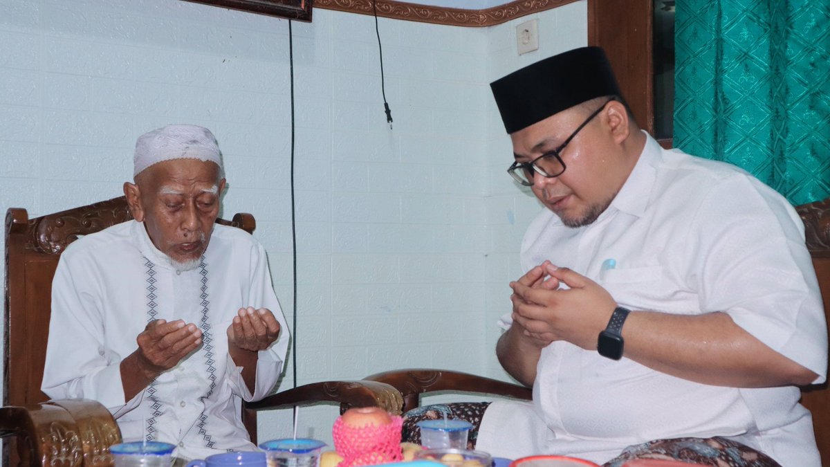 Sowan Mbah Najib di Leran, Sluke. Memohon doa, juga restu. Semoga menjadi jalan rida-Nya