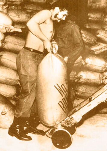 #CheVive es de esos hombres que podemos querer hasta lo infinito, no solo por la #Revolución 🇨🇺 que ayudó a nacer, hacer y consolidar, sino también por ese aroma de integri­dad, empeño, disciplina, con el tra­bajo encomendado, con su condición, siempre, de combatiente.
#Cuba