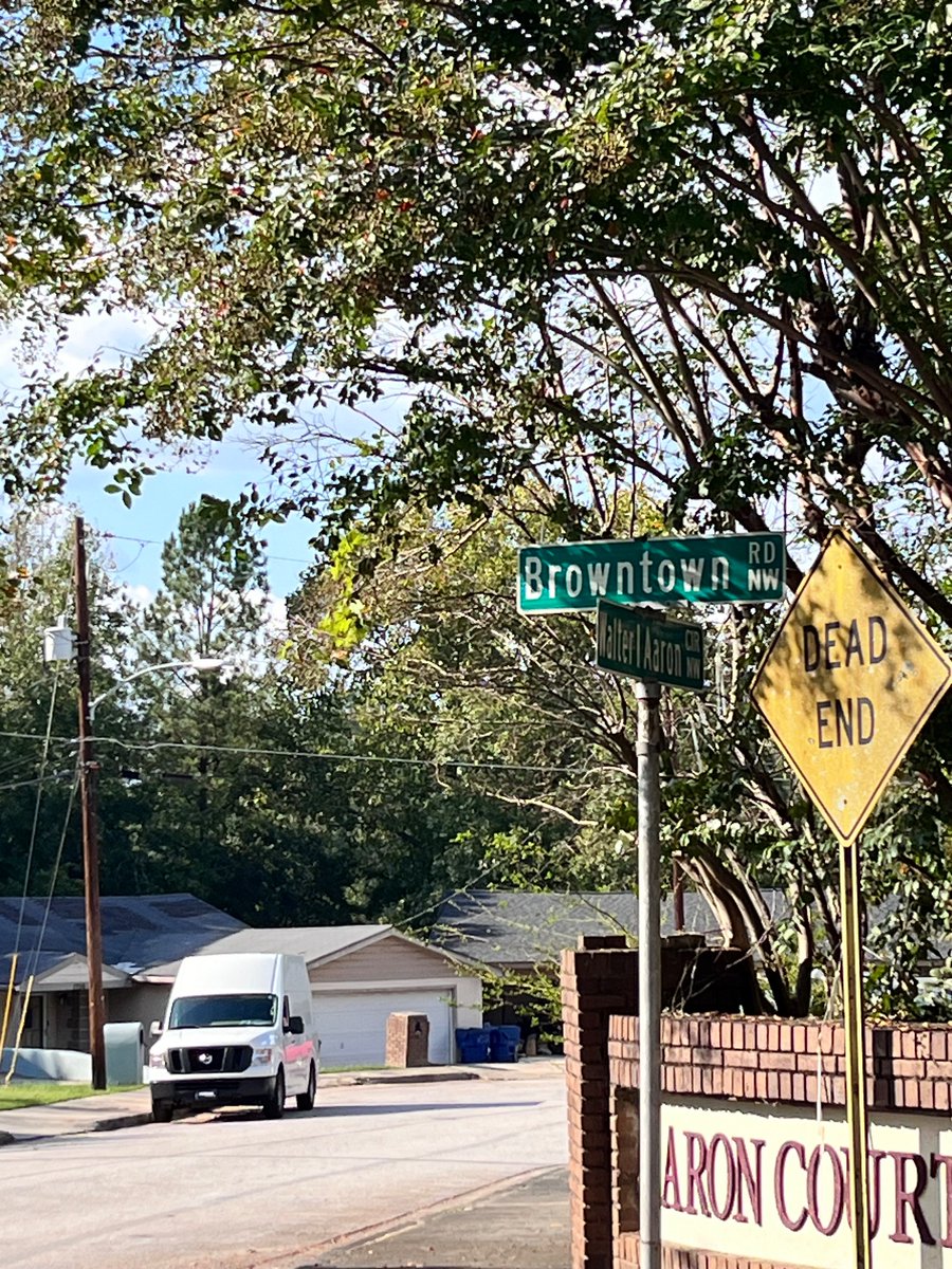 jonvwest's tweet photo. @ATL311 school traffic signal down at intersection of Browntown Rd and Walter Aaron Cir https://t.co/EqykccYQON