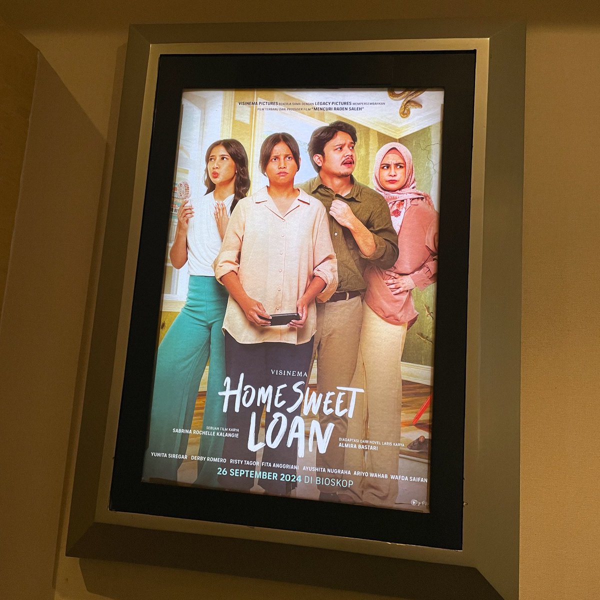 Story, acting, soundtrack, dialog, terasa pas sampai detil terkecil. Isu-isu yang diangkat juga penting dan walaupun kamu enggak relate di satu bagian, kamu bakal relate di bagian yang lain.

Home Sweet Loan ⭐️⭐️⭐️⭐️⭐️