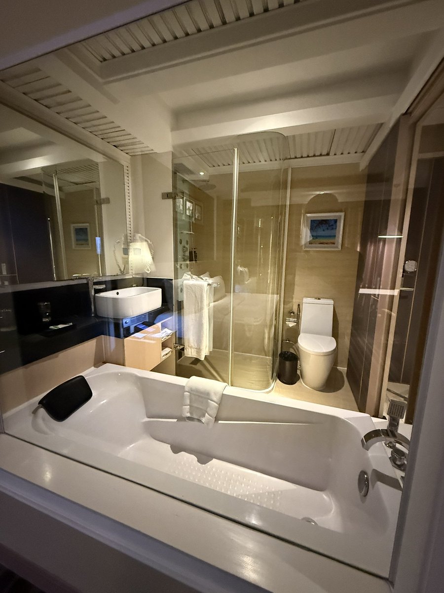 หาคนมานอนเป็นเพื่อนครับ @ The Bazaar Hotel 😊