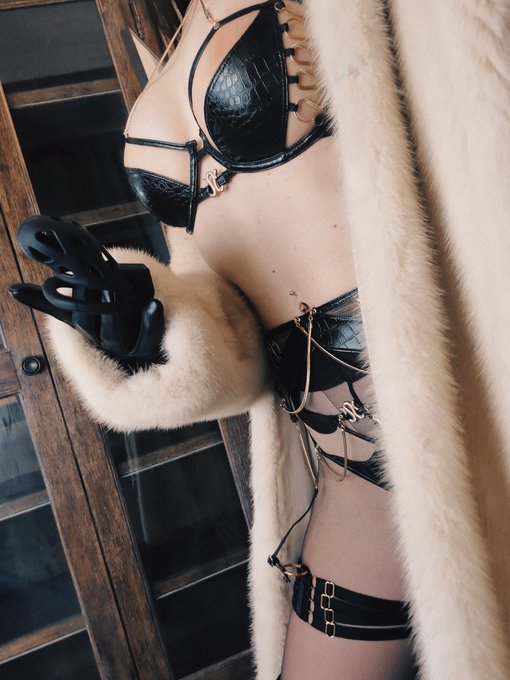 who woke up with tender blue balls in their tight little cage this morning? 🔐 https://t.co/HD3BcBXTC