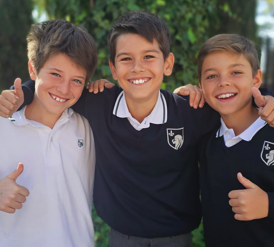 ¡Feliz #DíaMundialDeLaSonrisa! 😃

The family you choose. ❤️ #TrinityFamily #Wellness #Academics