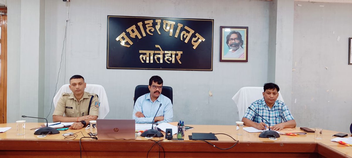 लातेहार जिला स्तरीय खनन टास्क फोर्स की बैठक कर जिला अंतर्गत कोयला व बालू के अवैध खनन, परिवहन, भंडारण की उपायुक्त महोदय के साथ संयुक्त रूप से गहन समीक्षा कर जिला के सभी थाना प्रभारियों को संयुक्त रूप से औचक छापेमारी करने एवं इसमें संलिप्त व्यक्तियों पर कारवाई करने का निर्देश दिया।