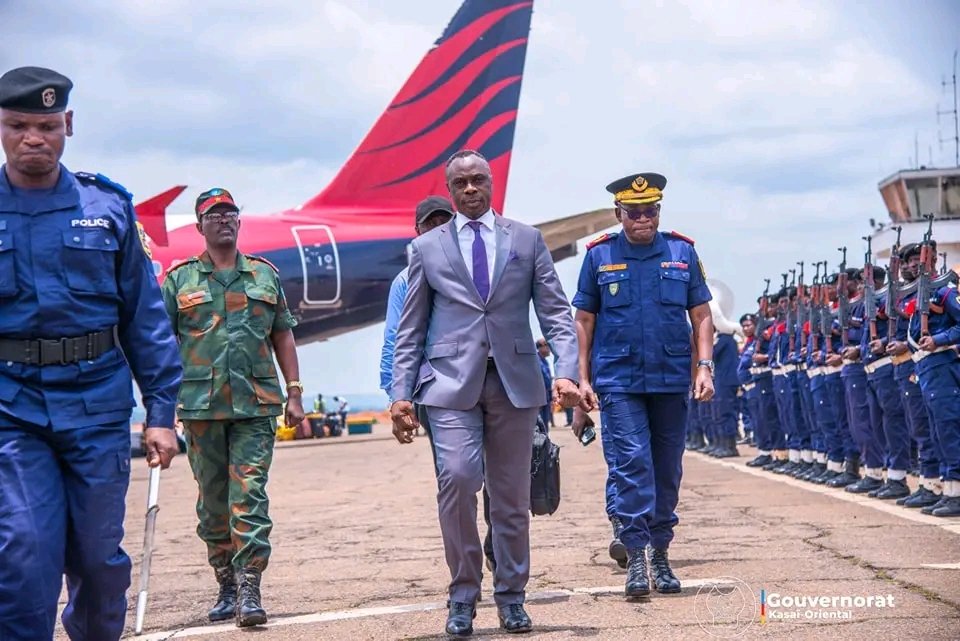 Jean-Paul MBUEBUA en route vers la Chine pour l'intérêt du Kasaï Oriental

MBUJIMAYI, LE 07.10.2024 |#CELCOM-PROGOU.

Le Gouverneur Jean-Paul MBUEBUA KAPO a pris son envol ce lundi 07 octobre vers Kinshasa, en mission officielle pour établir des partenariats en Chine. Son