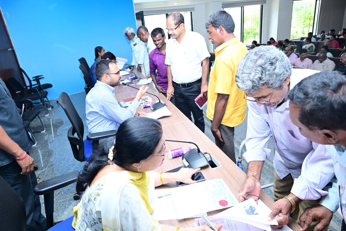 07.10.2024 సోమవారం జిల్లా కలెక్టర్ కె.శశాంక గారు సమీకృత జిల్లా కార్యాలయాల సముదాయ భవనంలోని సమవేశ హాలు నుంచి ప్రజావాణి కార్యక్రమంలో పాల్గొని, జిల్లాలోని వివిధ ప్రాంతాల నుండి వచ్చిన ప్రజల నుంచి దరఖాస్తులు స్వీకరించారు. <a href="/TelanganaCMO/">Telangana CMO</a> <a href="/TelanganaCS/">Office of Chief Secretary, Telangana Govt.</a>