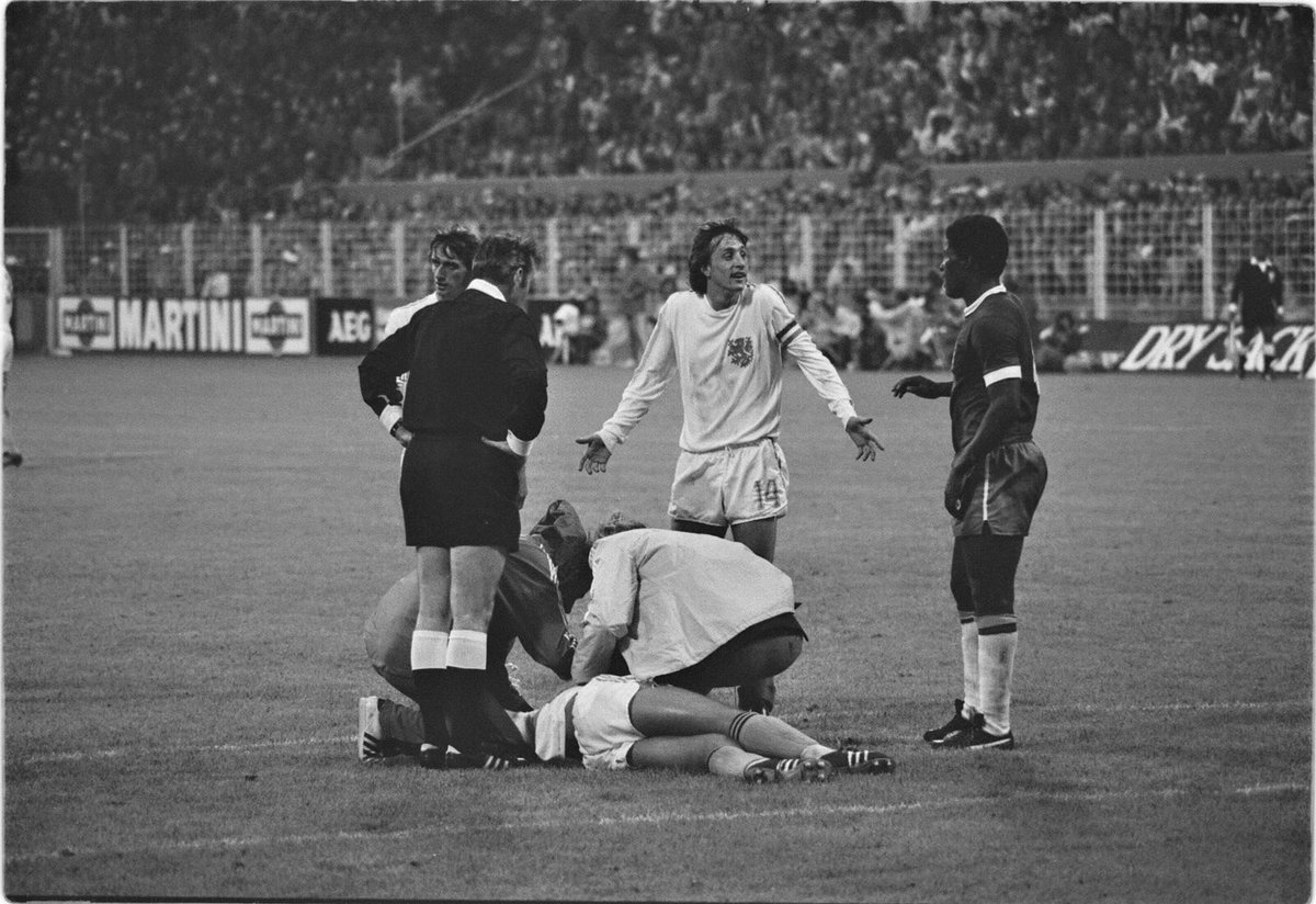 In 1974 kopte de krant bij de foto van een bewusteloze Johan Neeskens: “De stier is geveld”.

Een jeugdheld is niet meer.