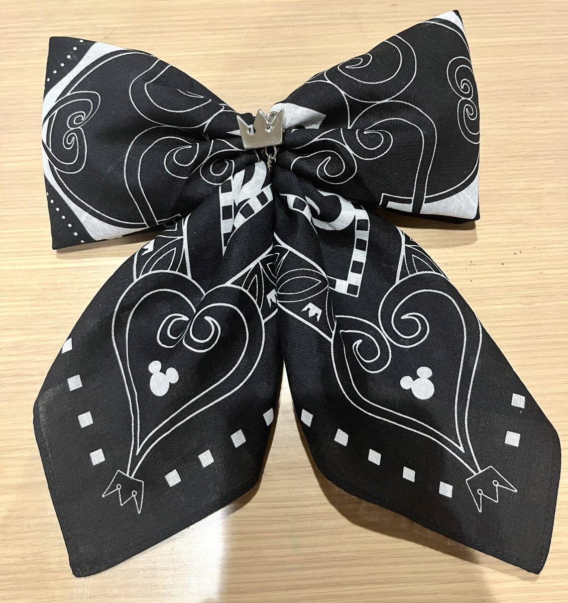 dreamagic39's tweet image. ここにKH柄のバンダナがあるじゃろ？
それをなんか良い感じに束ねるとな、可愛いバッグチャームになる(雑
#KH #KH手芸部