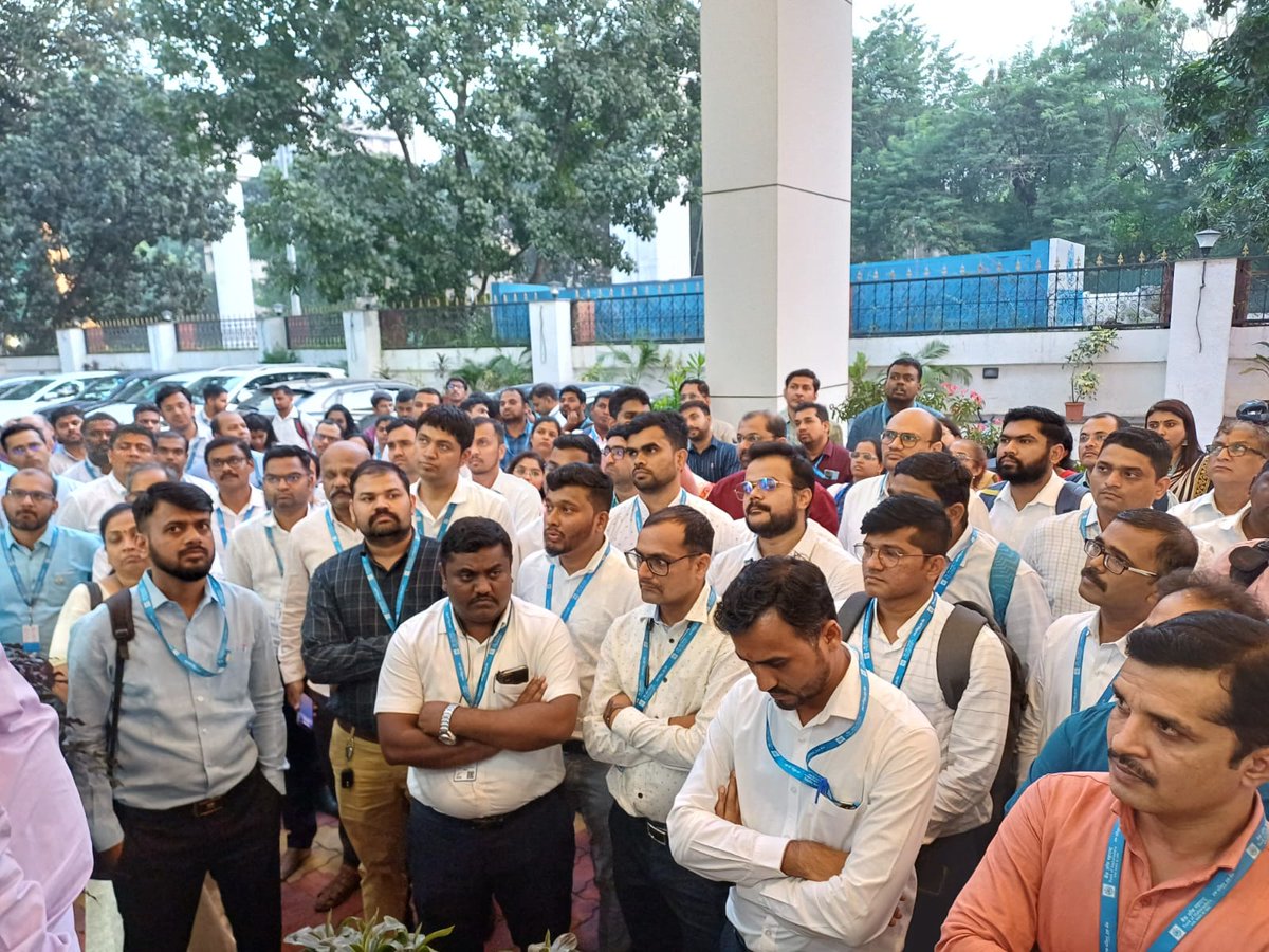 A large number of bankers assemble today in HO of <a href="/mahabank/">Bank of Maharashtra</a>.

Basic demands:

🔸️Appointment of guards to protect bankers.
🔸️Better infrastructure for customer service.
🔸️Support to file FIR in case of ATTACKS.

Kudos to unions and bankers for taking attacks seriously. 🔥💙