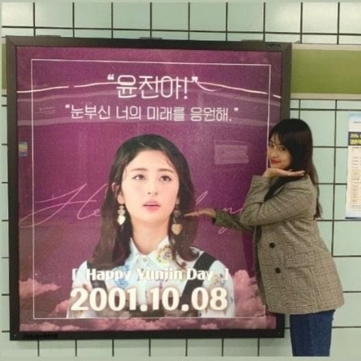 pre debut yunjin looking at birthday ads on the subway by her fans 🥹🥹 my baby imagine telling this yunjin that she would grow up to have this and SO MUCH MORE 

NAISSANCE OF YUNJIN  
#BloomingArtistYunjinDay 
#허윤진에게_미치는_이유