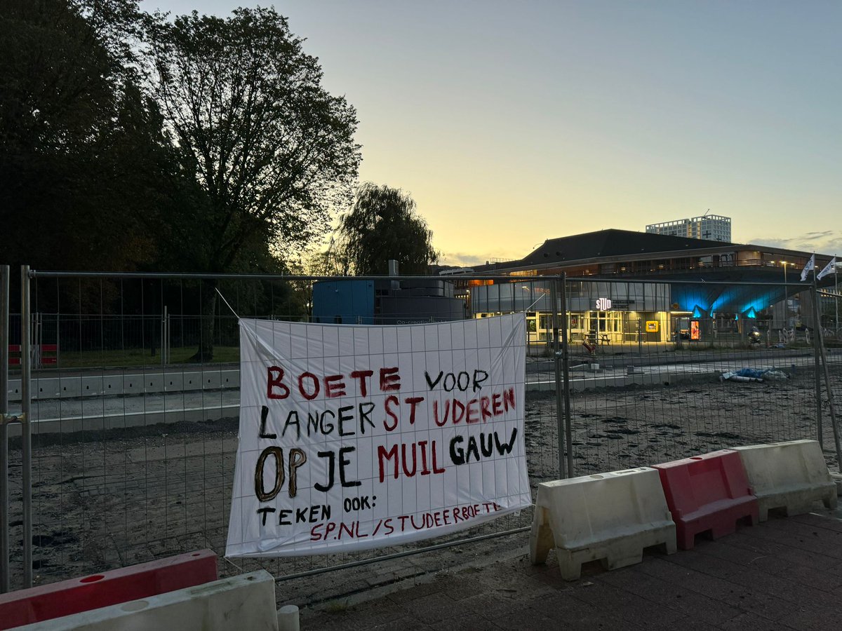 Studenten van de TU Delft komen in actie tegen de langstudeerboete!

Met dit spandoek bij de campus roepen we iedereen op de petitie tegen dit slechte plan te ondertekenen.

Help mee ✍️ SP.nl/studeerboete