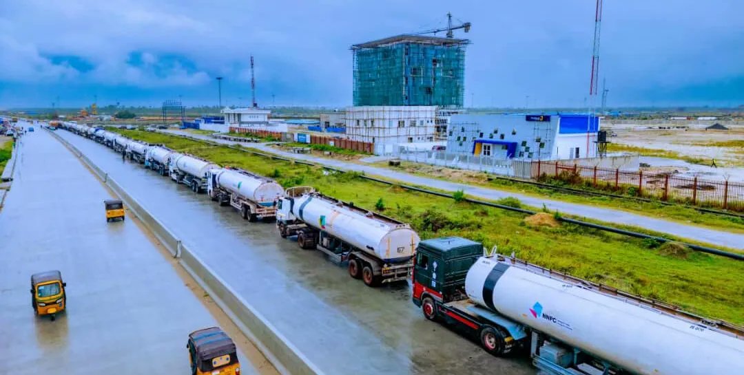 NigeriaStories's tweet image. BREAKING NEWS: NNPC quits as middleman in Dangote Refinery petrol purchase. 
This means NNPC will no longer be the sole off-taker, and marketers can now negotiate prices directly with Dangote Refinery.

Source: premium times