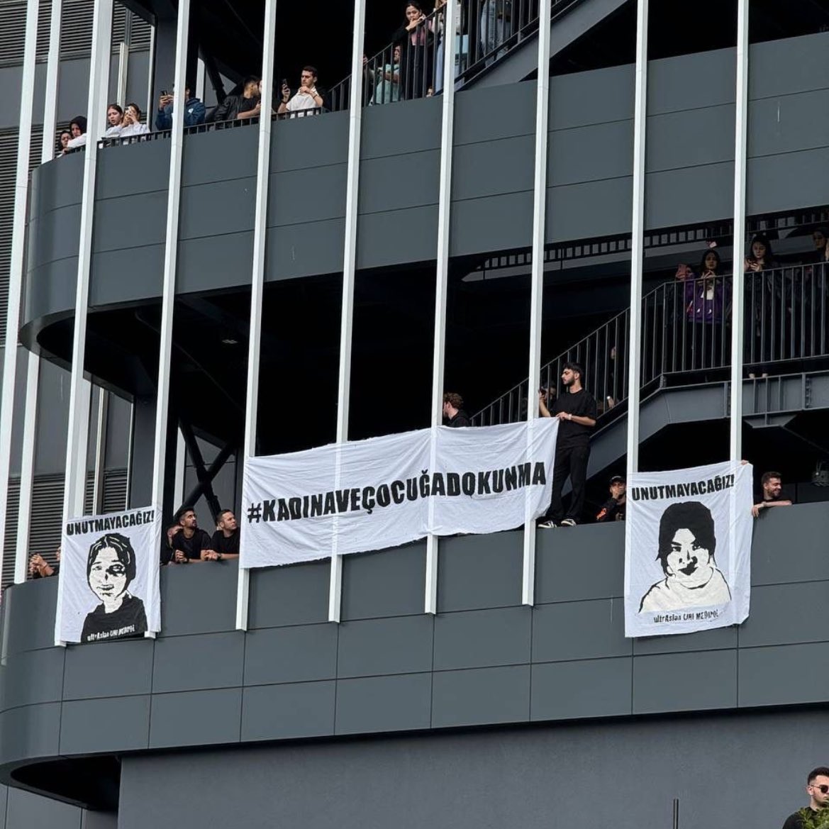 gusholderhaber's tweet photo. Semih Çelik tarafından katledilen İkbal Uzuner ve Medipol Üniversitesi'nde okuyan Ayşenur Halil, Medipol Üniversitesi'nde arkadaşları tarafından anıldı. https://t.co/ARNsoe8gH1