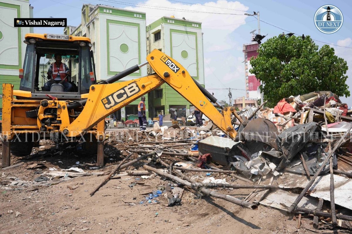 dt_next's tweet photo. Corporation workers in action to clear encroached fish stalls along Loop Road, Chennai.
📷 Vishal Nagaraj
#dtnext #corporation #looproad #encroachment #fishstalls #chennai #chennainews #tamilnadu #newsupdate https://t.co/YOohkgJNe6