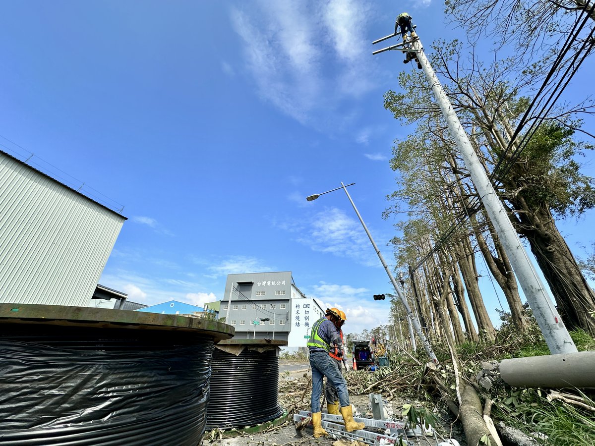 KaohsiungCity's tweet photo. Last week, Kaohsiung faced a formidable challenge as the typhoon brought record-breaking winds and devastating damage. In the aftermath, our community came together, showing remarkable unity and support to help our city recover. https://t.co/pAQLltwUNv