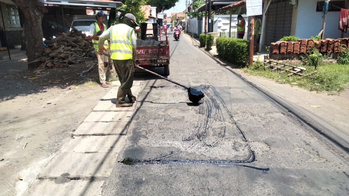 Senin, 07 Oktober 2024 melalui Bidang Bina Marga melaksanakan kegiatan rutin Pemeliharaan Rutin Jl Pelita 2 dan Jl Imam bonjol, dgn adanya kegiatan Rutin penambalan jalan tsb diharapkan dpt mengurangi kecelakaan,serta dpt memberikan rasa nyaman ,aman kpd pengguna jalan.