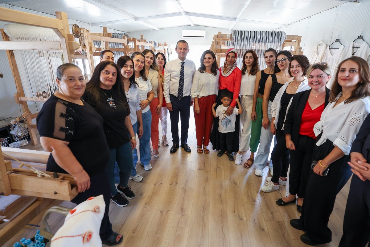 Genel Başkanımız Sayın Özgür Özel’le birlikte Hatay’da Füsun Sayek Sağlık ve Eğitim Geliştirme Derneği’ndeki dokuma atölyesini ziyaret ettik.

Kadın emeğiyle üretilen, yerel el sanatlarını ve kültürünü yaşatan eserler, kadim şehir Hatay’ın motiflerini hem gelecek kuşaklara