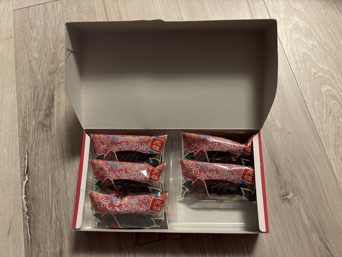 ブルフロのボーカルがお土産で紅いもタルト買ってきたんだけども、渡されて速攻で１個食べていい？って食べられたんだけど、どゆこと！？