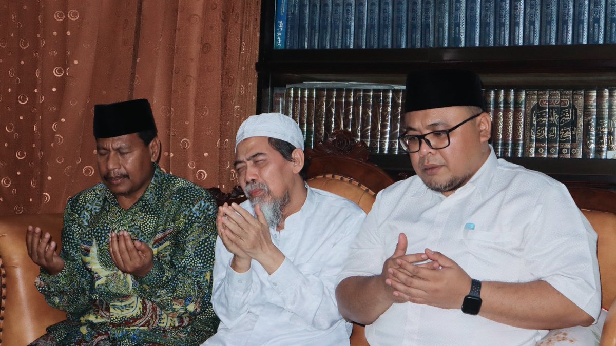 Mengamini segenap pengharapan baik dari KH. Muhammad Najih Maimoen saat saya bersama Pak Harno sowan kepada beliau di Ndalem Sarang, sore ini tadi. Semoga sehat selalu, Kiai.