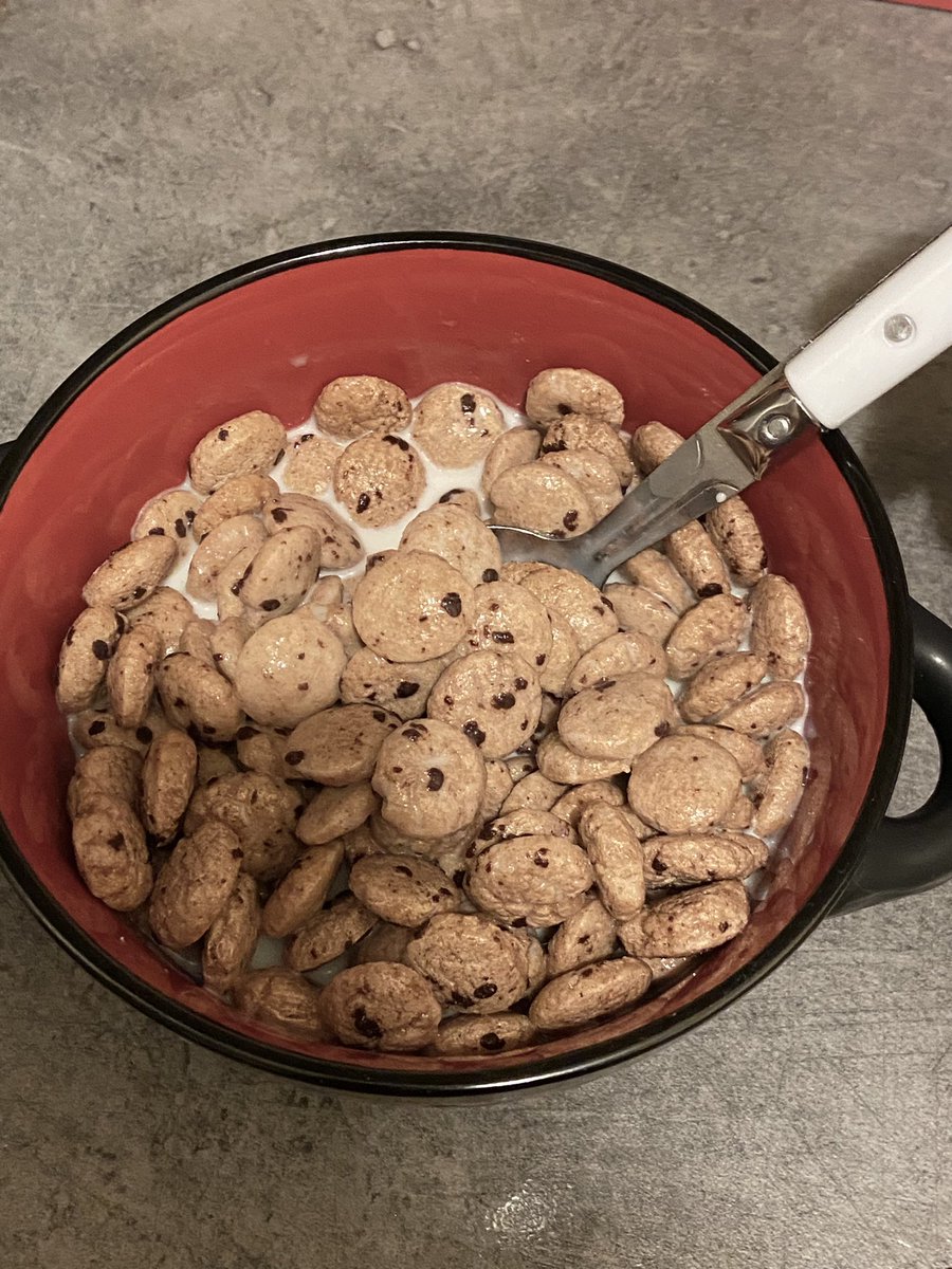 ari_o5's tweet photo. those are the best cereals ever I could eat the whole pack in one sitting https://t.co/2Epjni6bXA