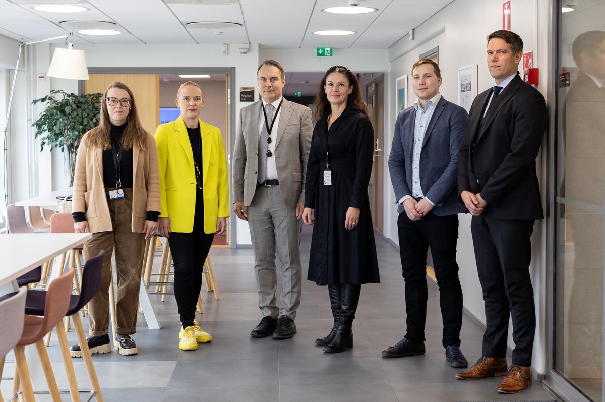 Sisäministeriö (@sisaministerio) on Twitter photo Ministeri <a href="/LuluRanne/">Lulu Ranne</a> vieraili <a href="/Maahanmuuttovir/">Maahanmuuttovirasto</a>astossa Helsingissä. Tapaamisessa keskusteltiin muun muassa hallitusohjelman tavoitteista, taloudesta ja voimaan tulleiden lakimuutosten vaikutuksista viraston toimintaan.
#maahanmuutto <a href="/IHaahtela/">Ilkka Haahtela</a> Ministeri <a href="/LuluRanne/">Lulu Ranne</a> vieraili <a href="/Maahanmuuttovir/">Maahanmuuttovirasto</a>astossa Helsingissä. Tapaamisessa keskusteltiin muun muassa hallitusohjelman tavoitteista, taloudesta ja voimaan tulleiden lakimuutosten vaikutuksista viraston toimintaan.
#maahanmuutto <a href="/IHaahtela/">Ilkka Haahtela</a>
